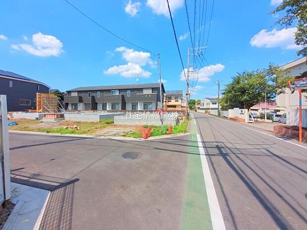 前面道路を含めた現地写真です。