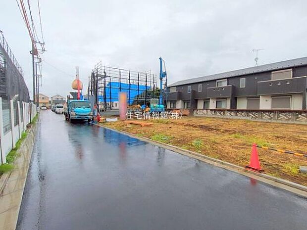 前面道路を含めた現地写真です。