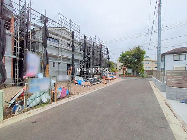 前面道路を含めた現地写真です。