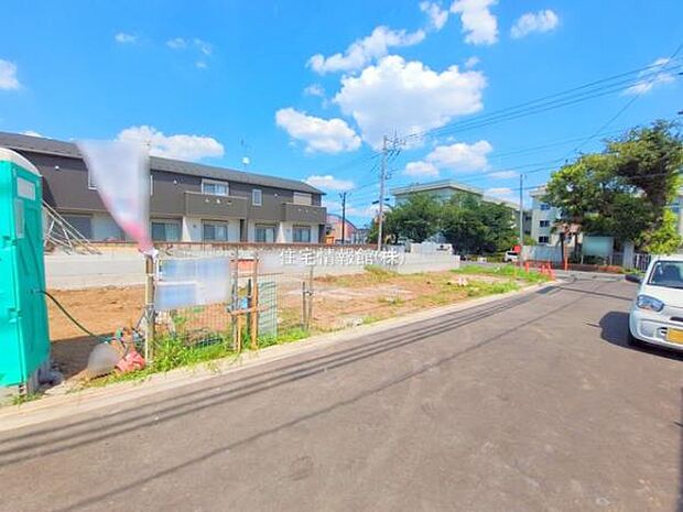 前面道路を含めた現地写真です。