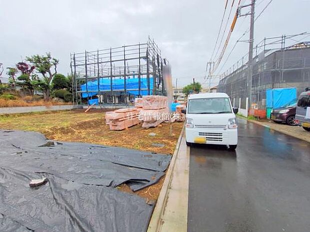 前面道路を含めた現地写真です。