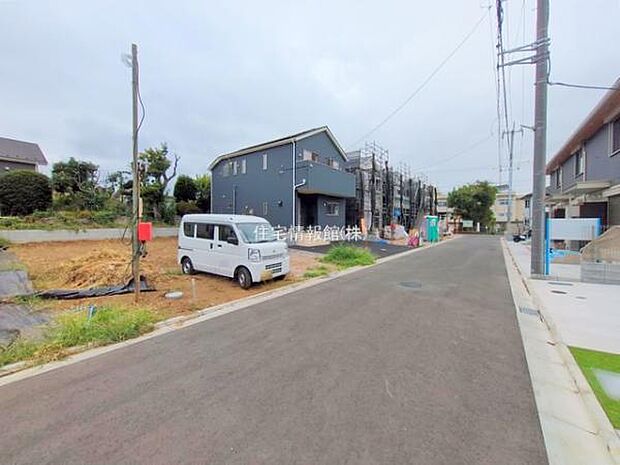 前面道路を含めた現地写真です。