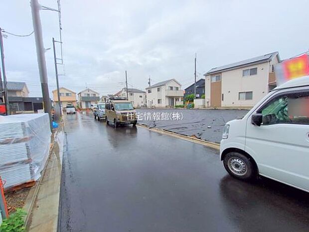 前面道路を含めた現地写真です。