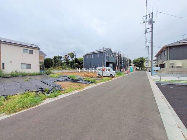 前面道路を含めた現地写真です。