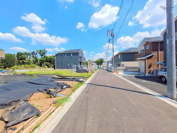 前面道路を含めた現地写真です。