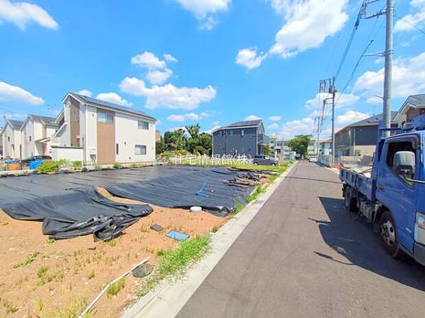 前面道路を含めた現地写真です。