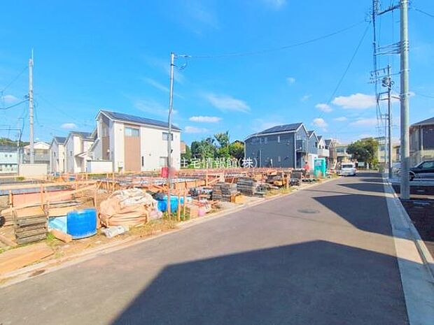 前面道路を含めた現地写真です。