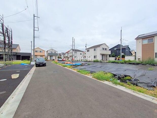 前面道路を含めた現地写真です。