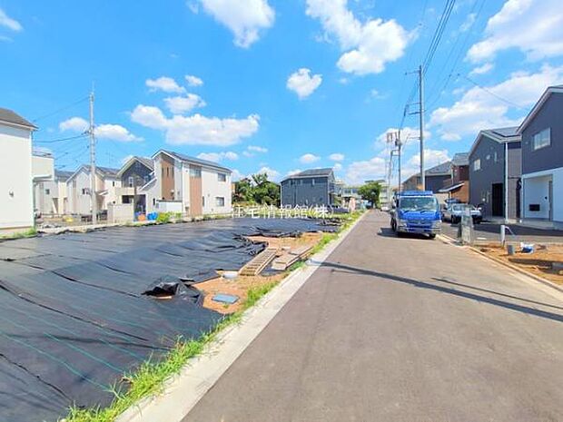 前面道路を含めた現地写真です。