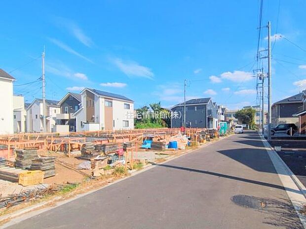 前面道路を含めた現地写真です。