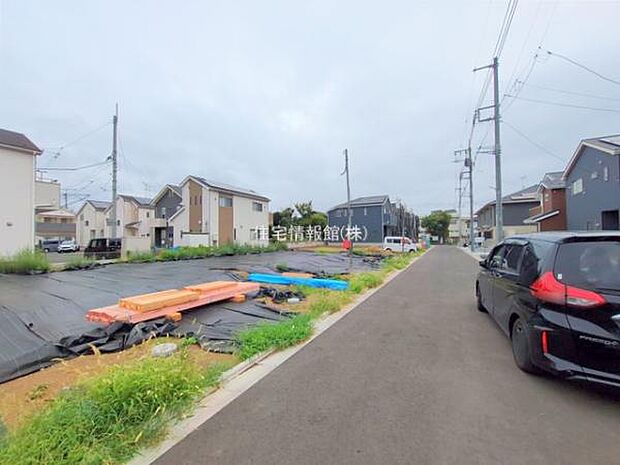 前面道路を含めた現地写真です。