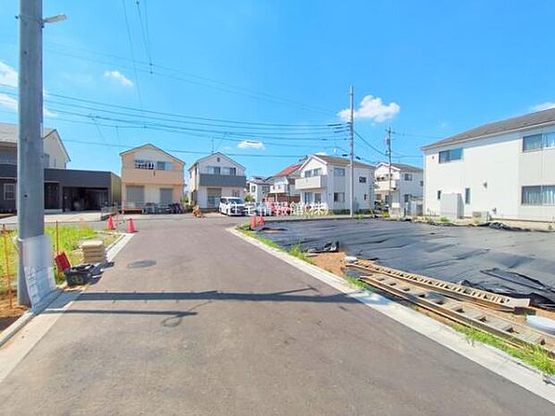 前面道路を含めた現地写真です。