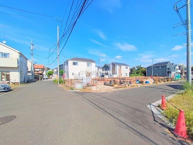 前面道路を含めた現地写真です。