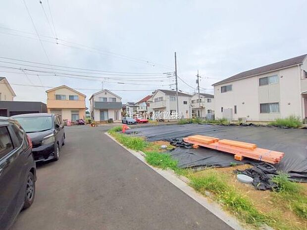 前面道路を含めた現地写真です。