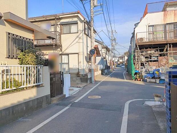 前面道路を含めた現地写真です。
