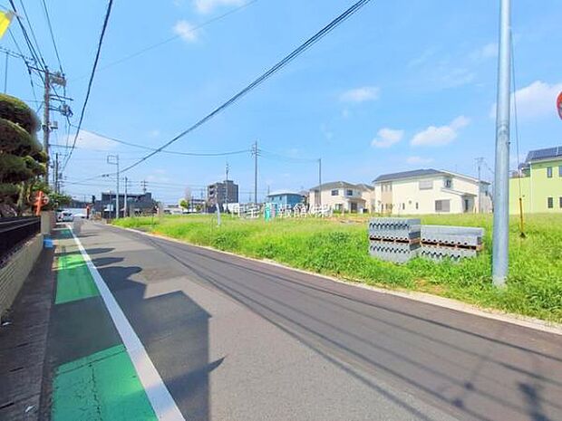 前面道路を含めた現地写真です。