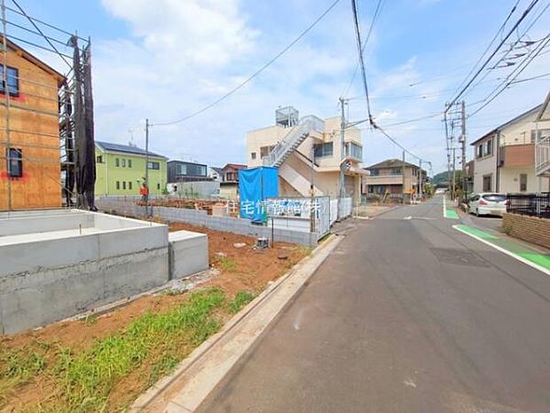 前面道路を含めた現地写真です。