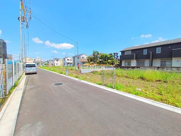 前面道路を含めた現地写真です。