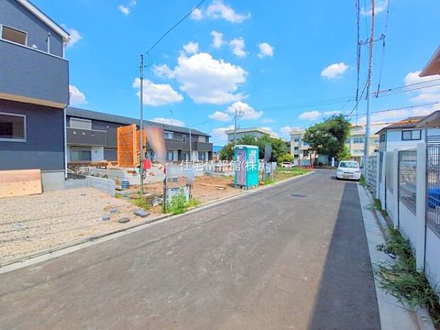 前面道路を含めた現地写真です。