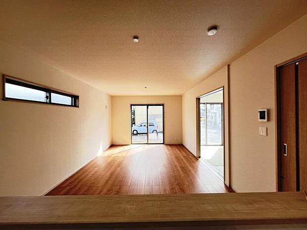 お食事中もキッチンと会話が楽しめるダイニングスペース。