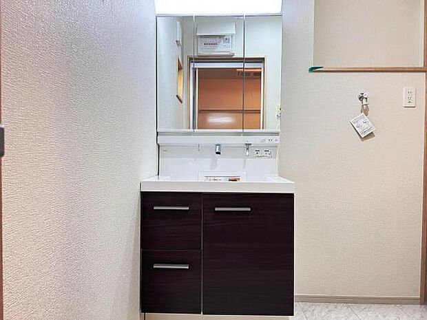 洗面化粧台です。朝の身支度から1日が始まります。