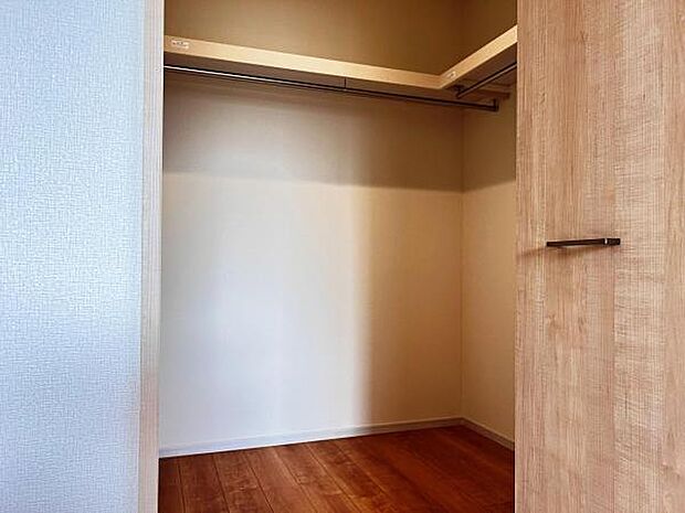 ウォークインクローゼットがあり収納スペースも豊富。季節物もスッキリ片付きそうです。