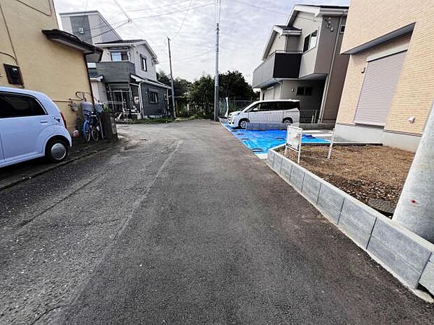 前面道路を含めた現地写真です。