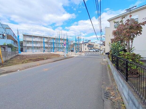 前面道路を含めた現地写真です。