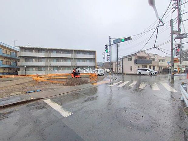 前面道路を含めた現地写真です。