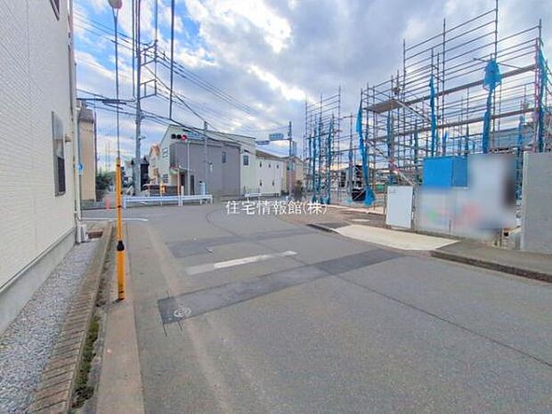前面道路を含めた現地写真です。
