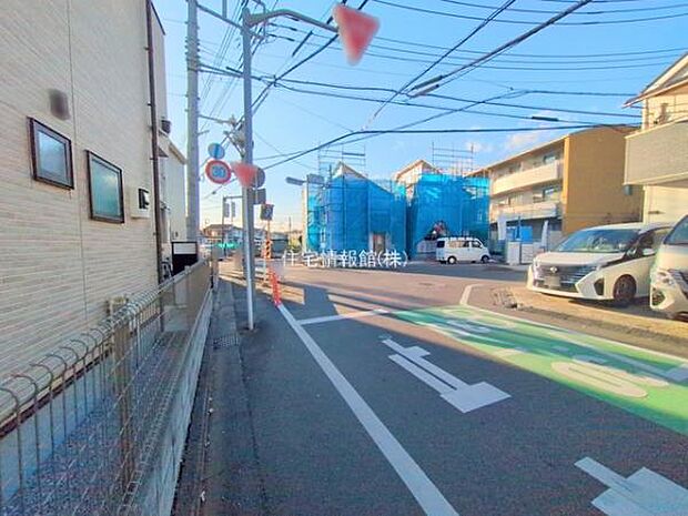 前面道路を含めた現地写真です。