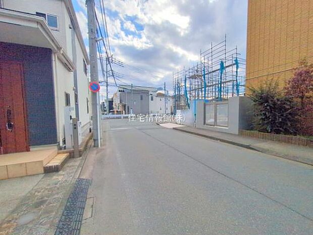 前面道路を含めた現地写真です。