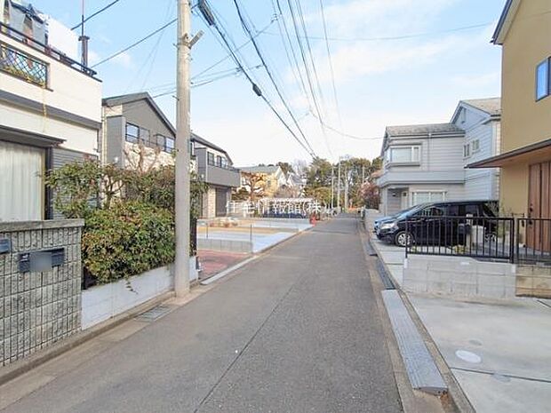 前面道路を含めた現地写真です。