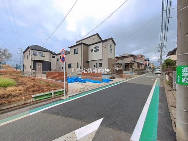 前面道路を含めた現地写真です。