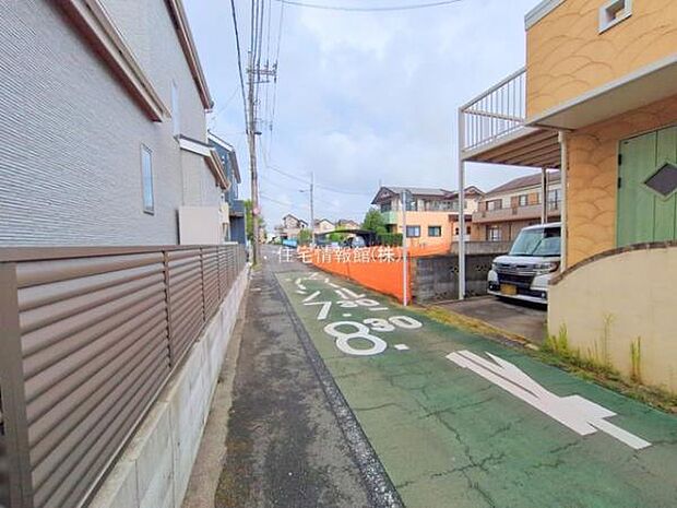 前面道路を含めた現地写真です。