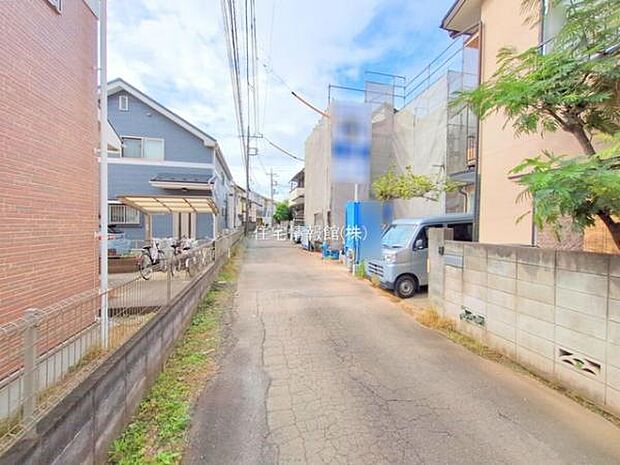 前面道路を含めた現地写真です。