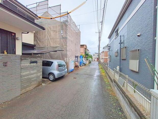 前面道路を含めた現地写真です。