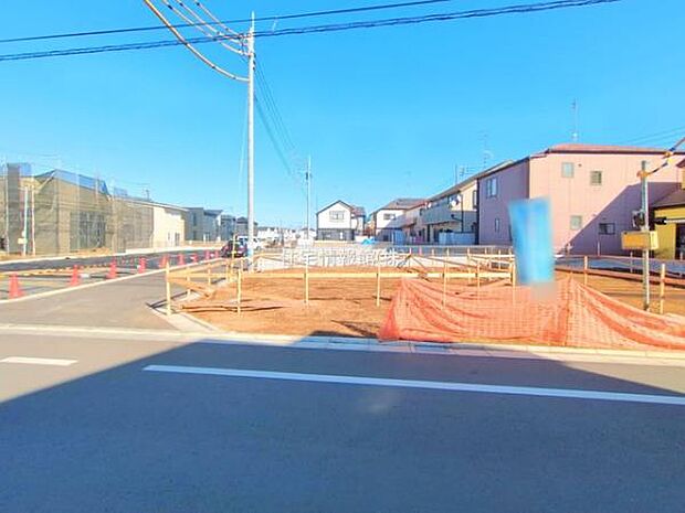 前面道路を含めた現地写真です。