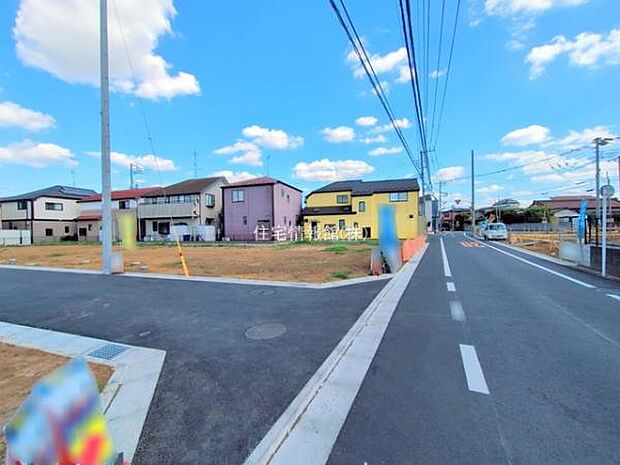 前面道路を含めた現地写真です。