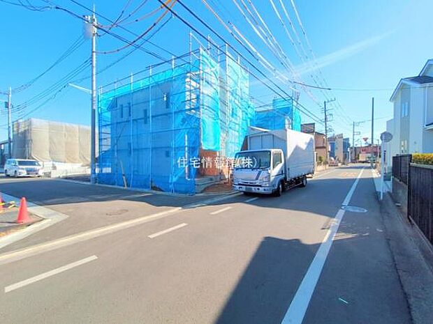 前面道路を含めた現地写真です。