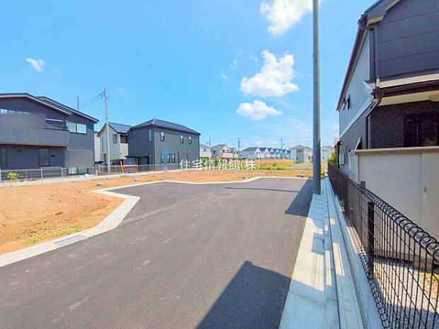 前面道路を含めた現地写真です。