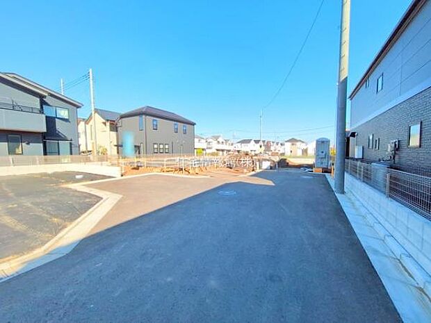 前面道路を含めた現地写真です。