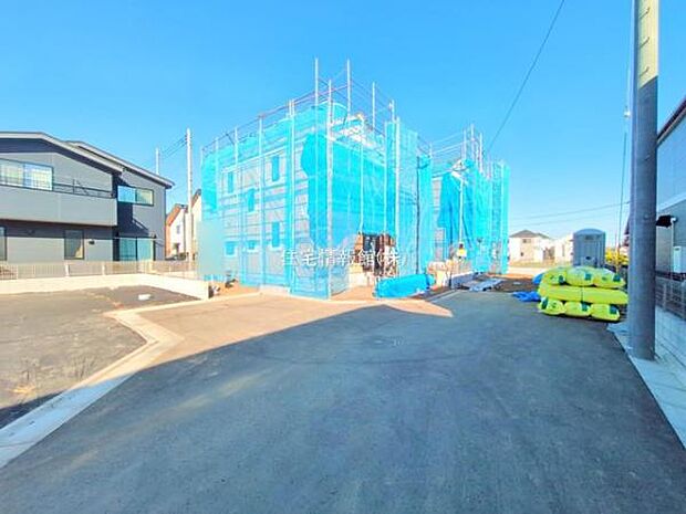 前面道路を含めた現地写真です。