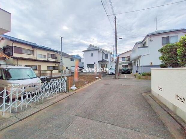 前面道路を含めた現地写真です。