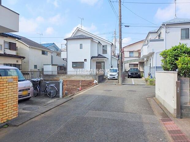 前面道路を含めた現地写真です。