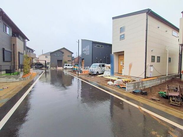 前面道路を含めた現地写真です。