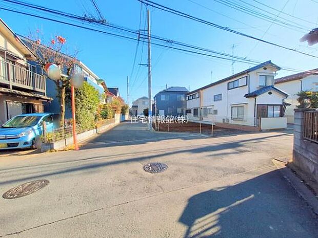 前面道路を含めた現地写真です。