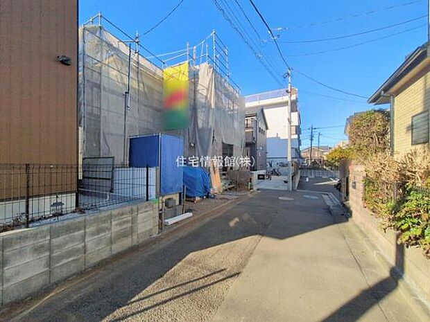 前面道路を含めた現地写真です。