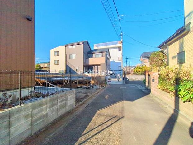 前面道路を含めた現地写真です。