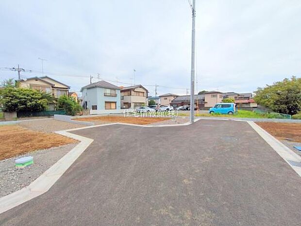 前面道路を含めた現地写真です。